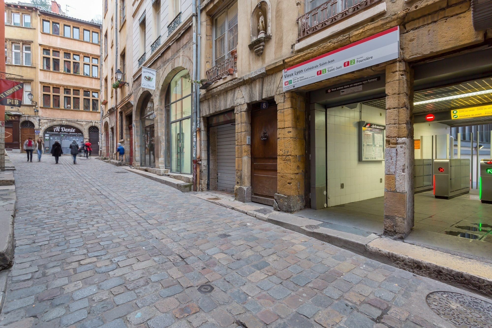 Host Inn Lyon - Hypercentre Vieux Лион Екстериор снимка